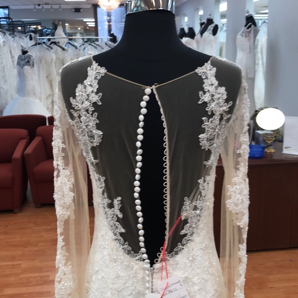 Ivory-nude wedding gown with lace floral print - Picture 5 of 7